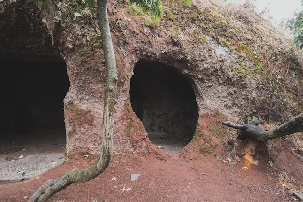 Entrada en una antigua casa en ruinas en la antigua ciudad de cuevas de Khndzoresk en las rocas de la montaña Atracción paisajística de Armenia Ruinas abandonadas atmósfera fotografía de archivo