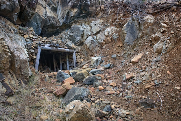 Foto entrada a la antigua mina en las montañas. mina de cromita hadjipavlou abandonada en troodos, chipre