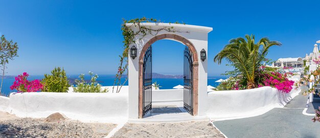 Entrada de arquitectura típica de las Cícladas blancas, puerta de hierro con vistas al mar. Viaje romántico de luna de miel