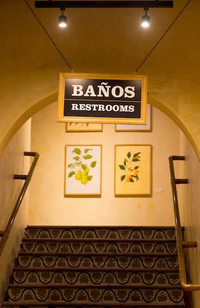 Entrada a baños con letreros en español e inglés.