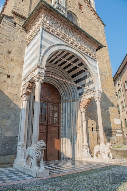 Entrada a la Basílica de Santa Maria Maggiore en Bérgamo