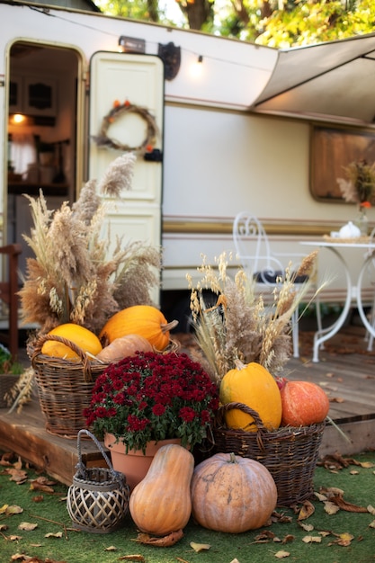 Entrada de la casa decorada con calabazas y crisantemos.