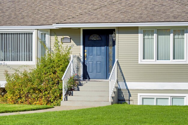 Entrada de la casa de la familia en un brillante día soleado en Vancouver BC