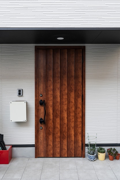 Foto entrada de la casa japón con dor de madera.