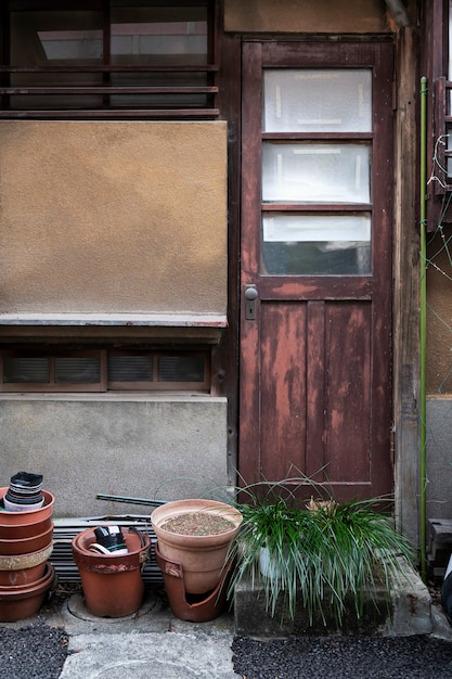 Foto entrada de la casa japón con puerta pequeña.