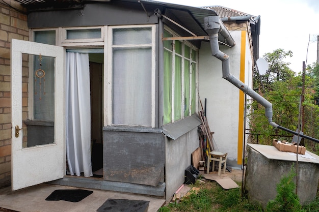 Entrada a la casa típica de una familia pobre en Europa del Este o espacio postsoviético