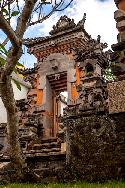 Entrada a una casa tradicional en Bali