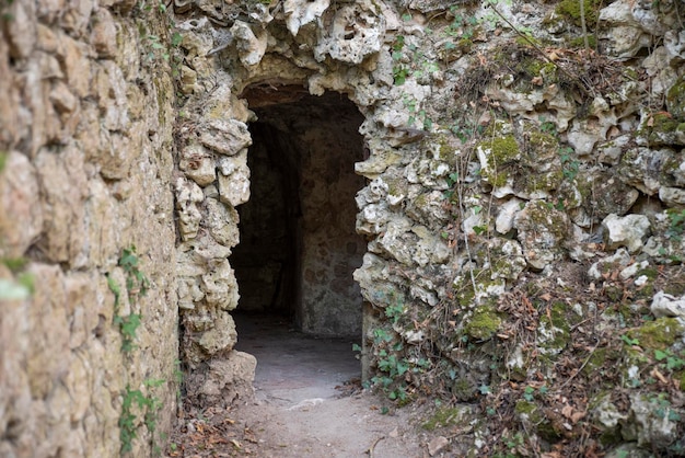 Entrada de casas cueva en la montaña.