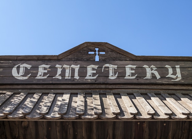 Entrada del cementerio vintage de madera