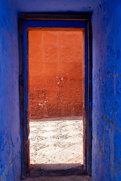 Entrada colorida a la vieja mansión