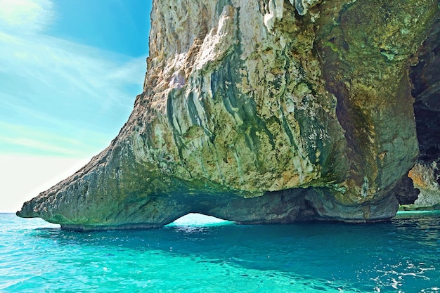 Entrada de la cueva en la costa del golfo de Orosei