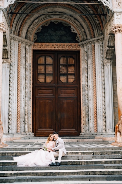 Entrada da basílica de santa maria maggiore roma recém-casados sentados nos degraus se abraçando