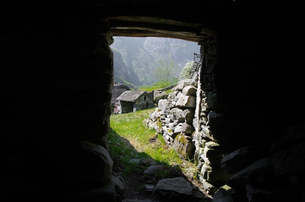 Foto entrada da cabana de pedra