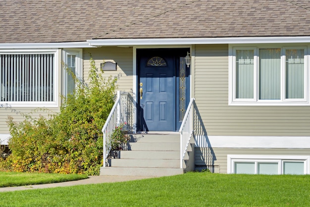 Entrada da casa da família em um dia ensolarado em Vancouver, BC