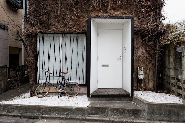 Entrada da casa japão e bicicleta