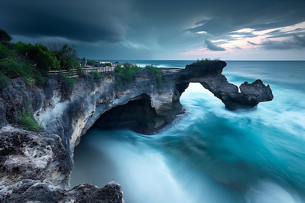 Entrada de água arqueada em um penhasco na costa oeste