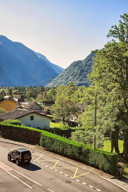 Entrada de automóveis em Aurigeno em Ticino, Suíça, no verão.