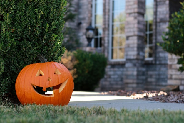 entrada de casa residencial decorada com grande abóbora de halloween