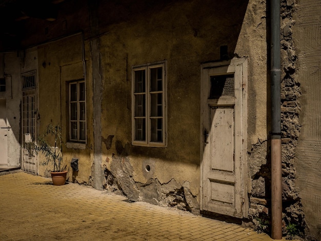 Foto entrada de um edifício abandonado