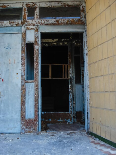 Foto entrada de um edifício abandonado