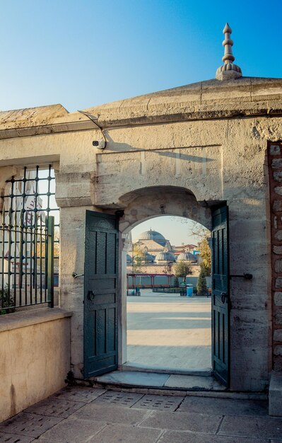 Entrada de um edifício histórico contra um céu claro