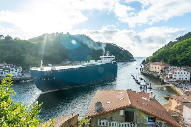 Entrada de um navio gigante na baía de Pasaia para o mar aberto Pasajes Gipuzkoa Espanha