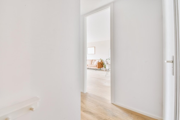 Entrada do apartamento moderno com paredes brancas e piso em parquet