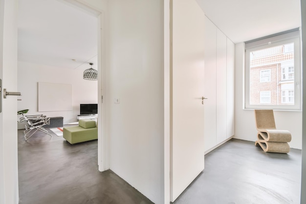 Entrada do apartamento moderno com paredes brancas e piso em parquet