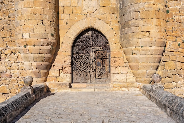 Entrada do castelo medieval de Pedraza com seu portão defensivo cheio de pontas de ferro para se defender Segóvia Espanha