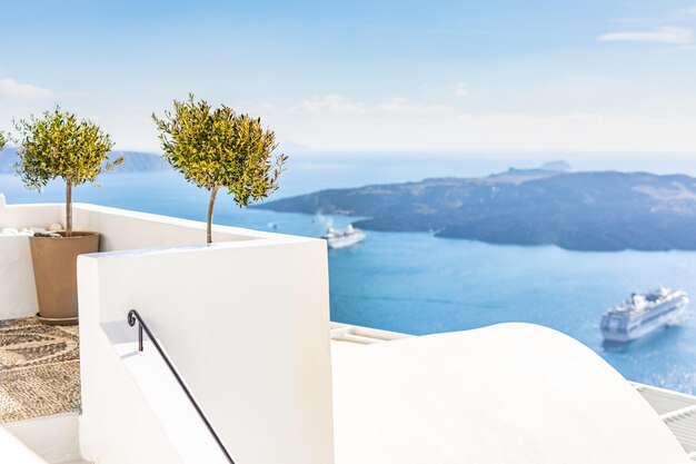 Entrada do hotel de luxo com arquitetura branca na ilha de Santorini, Grécia. Bela paisagem, mar