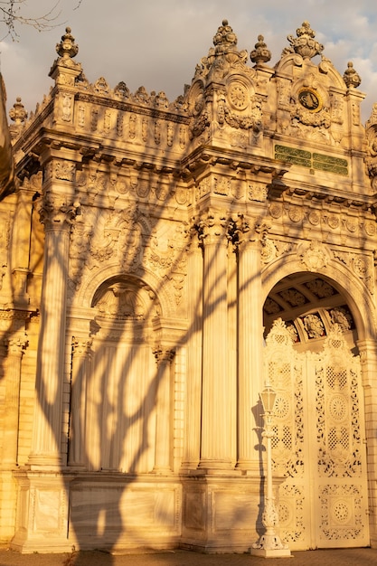 Entrada do Palácio Dolmabahche em Istambul, Turquia, à luz do sol, bela sombra de árvore, beleza do conceito de arquitetura turca