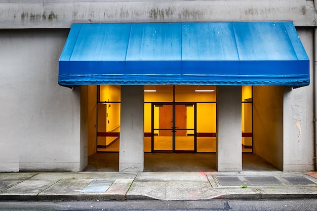 Entrada do prédio da cidade com toldo azul