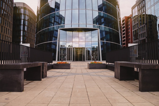 Entrada do prédio de escritórios moderno da cidade de negócios com portas automáticas. o arranha-céu é projetado em estilo moderno. arquitetura de construção no distrito comercial da metrópole. espaço de direitos autorais