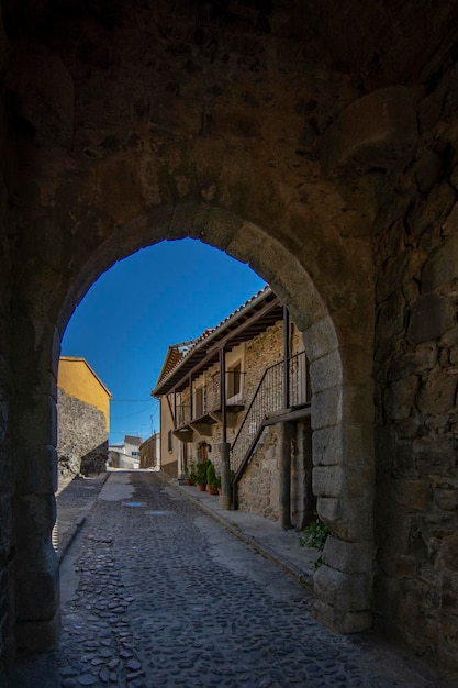 Entrada do recinto murado da vila medieval de Monleon