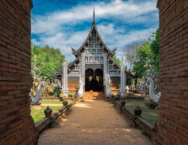 Entrada do templo contra o edifício