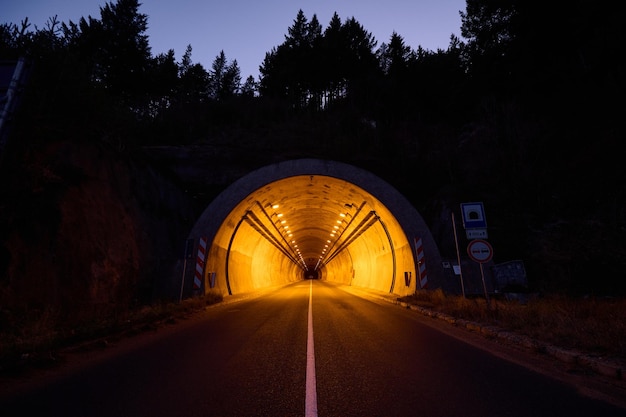 Entrada do túnel rodoviário à noite