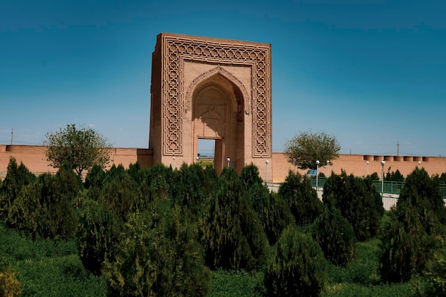 entrada de un edificio histórico en uzbekistán