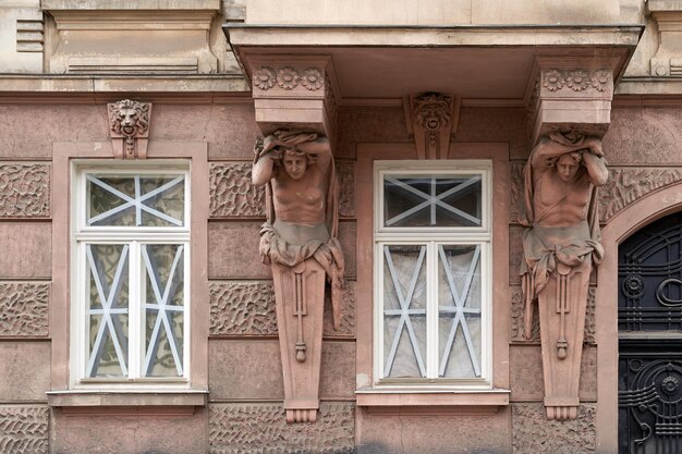 La entrada del edificio histórico.