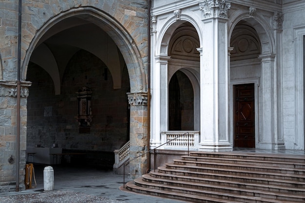 Foto entrada del edificio histórico