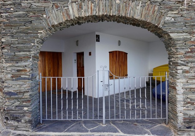 Entrada em uma velha casa na Espanha