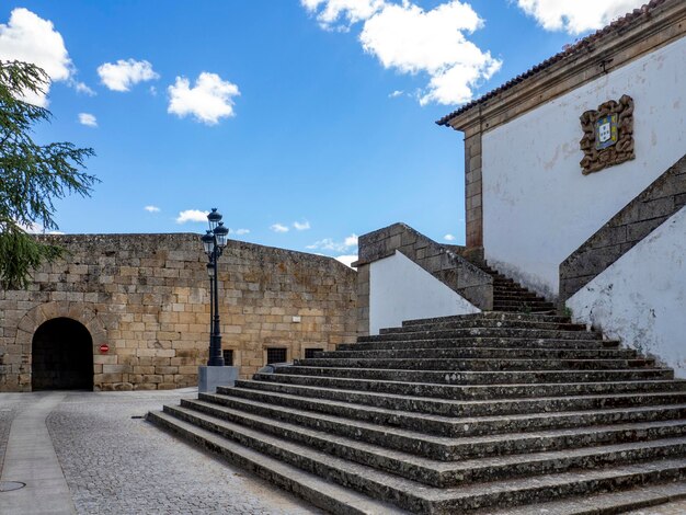Entrada y fragmento de las murallas medievales fortificadas de Almeida Portugal