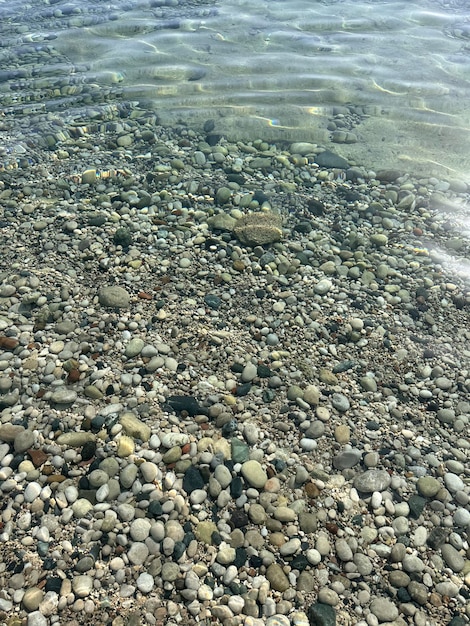 entrada de guijarros al mar