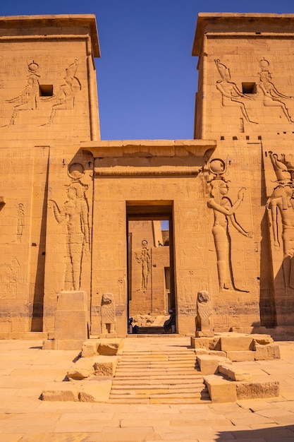 Entrada con hermosos faraones en el Templo de Filae sin gente, construcción grecorromana, templo dedicado a Isis, diosa del amor. Asuán. egipcio