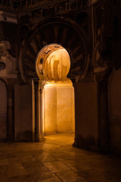 entrada histórica com o palácio dos mouros em espanha fundo sem pessoas