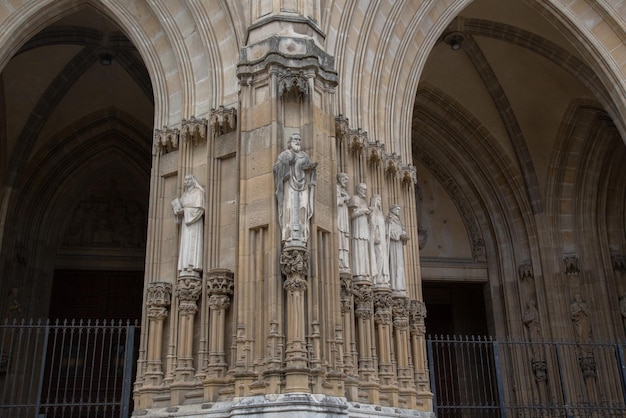 Entrada de la Iglesia Catedral de María Inmaculada, Vitoria, Gasteiz Alava, País Vasco, España