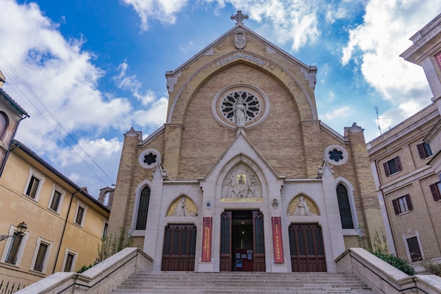 Foto entrada de la iglesia de san alfonso de ligorio en roma, italia