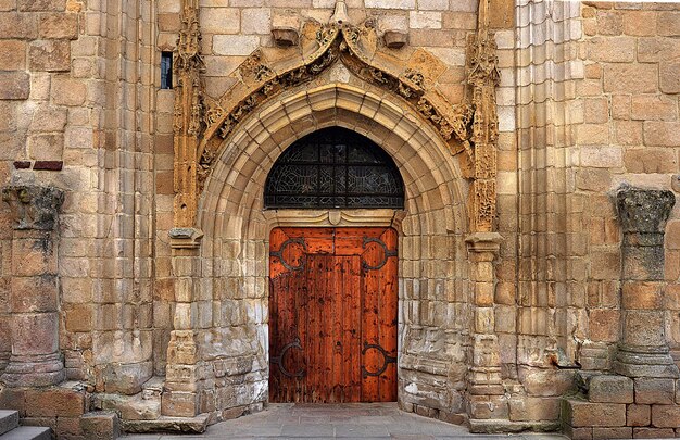 La entrada de la iglesia.