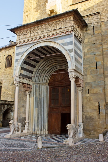 Entrada lateral de la Basílica de Santa Maria Maggiore Bergamo, Italia