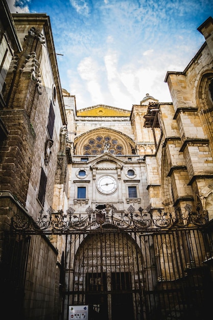 Entrada lateral da catedral de toledo, arco com relevos religiosos