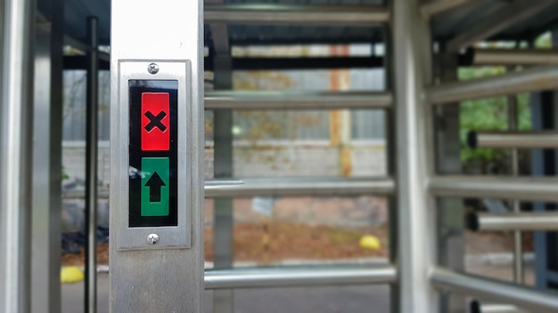 Foto entrada moderna con alto nivel de seguridad, torniquete electrónico automático, sistema de acceso y biometría. control de acceso. torniquete de entrada cerrada con acceso prohibido.